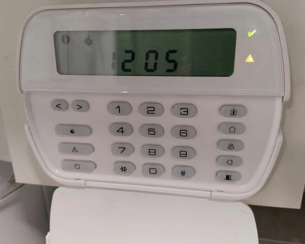 Panel de alarma con teclado numérico instalado